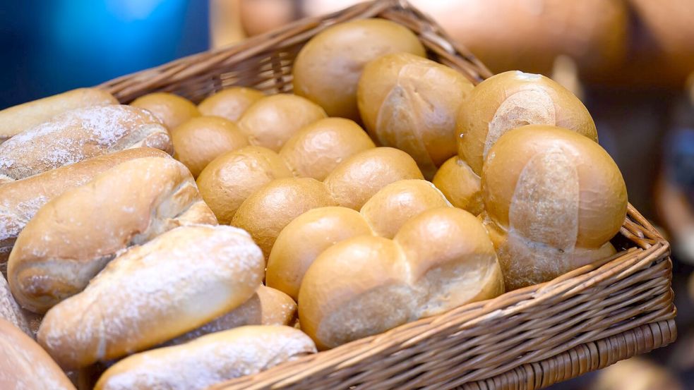 Frische Brötchen – wo gibt es die am Tag der Deutschen Einheit? Symbolfoto: Robert Michael/dpa