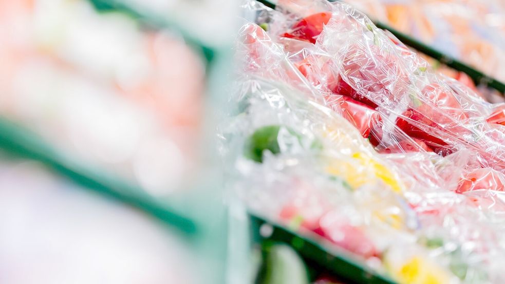 Obst und Gemüse steckt in Supermärkten oft in Plastikverpackungen. (Archivbild) Foto: Rolf Vennenbernd/dpa