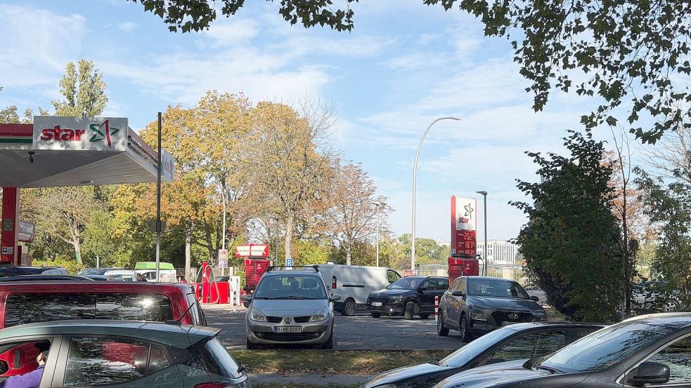 An besonders günstigen Tankstellen kam es vereinzelt zu Schlangen.  Foto: Benedikt von Imhoff/dpa