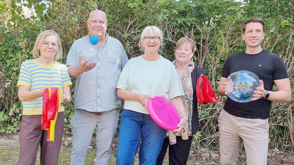 Sie laden zum Projekt „3000 Schritte“ ein: Henni Severiens (von links), Frank Schüür, Anne Zierleyn, Ingrid Visser und Pastor Benjamin Jäckel. Foto: Käthe Dübbel