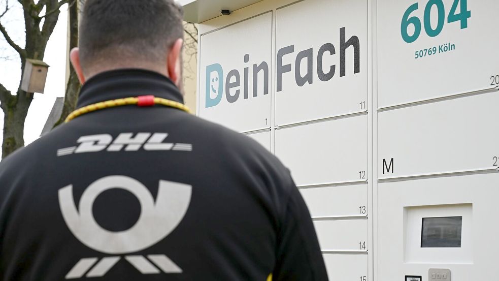 Ein DHL-Paketbote holt Sendungen aus einem DeinFach-Automaten. Foto: Wolf von Dewitz/dpa