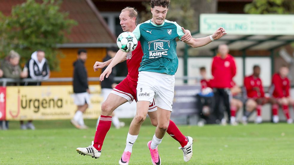 Samuel Stainbank (grünes Trikot) wechselte auch mit der Ambition, bald wieder in der Landesliga zu spielen, vor einigen Wochen zu GW Firrel. Nun könnten Statuten den Aufstiegsplänen einen Strich durch die Rechnung machen. Die GW-Verantwortlichen sind da aber entspannt. Foto: Doden, Emden