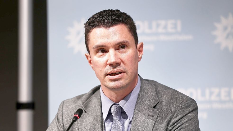 Alexander Dierselhuis, Polizeipräsident in Duisburg, musste auch von Ermittlungen gegen einen Polizisten berichten, der Informationen durchgestochen haben soll.  Foto: Oliver Berg/dpa