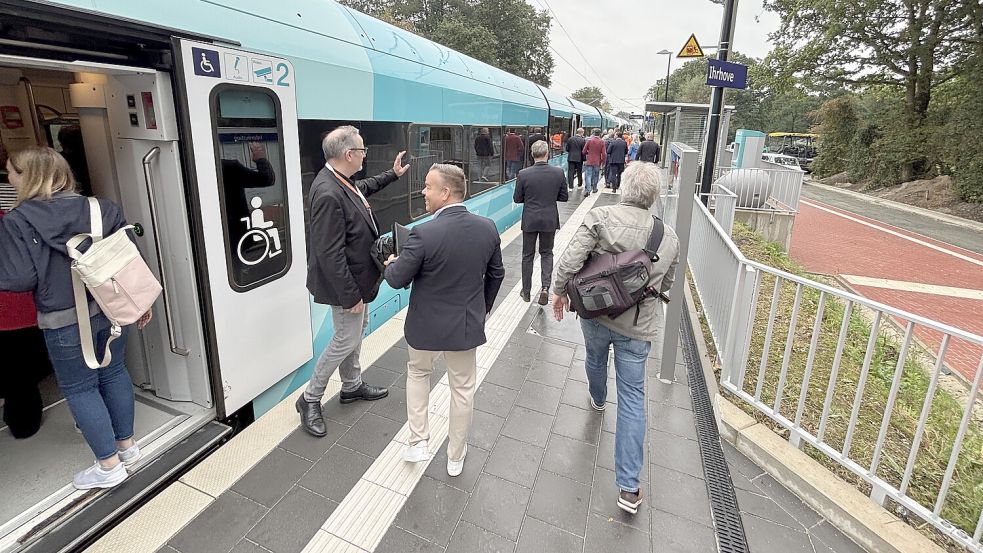 An diesem Donnerstag hielt der Zug erstmals offiziell am neuen Bahnhaltepunkt in Ihrhove. Foto: Carsten Ammermann