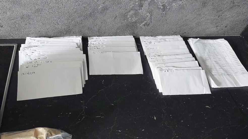 Bei Durchsuchungen fanden Fahnder Geldscheine in Briefumschlägen einsortiert - bereit zur Auszahlung an die Arbeitnehmerinnen und Arbeitnehmer. (Handout)  Foto: ---/Bundespolizei Berlin/dpa