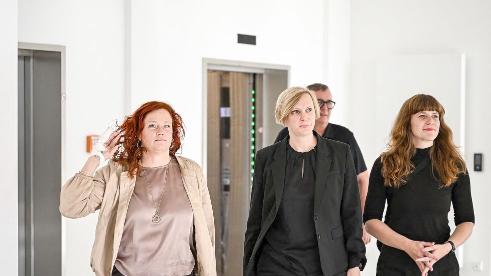 Die Parteivorsitzenden Bettina König (SPD, l-r), Nina Stahr (Bündnis 90/Die Grünen) und Kerstin Wolter (Die Linke) und andere Politiker haben sich erstmals nach der Wahl im Drei-Parteien-Format getroffen.   Foto: Sören Stache/dpa