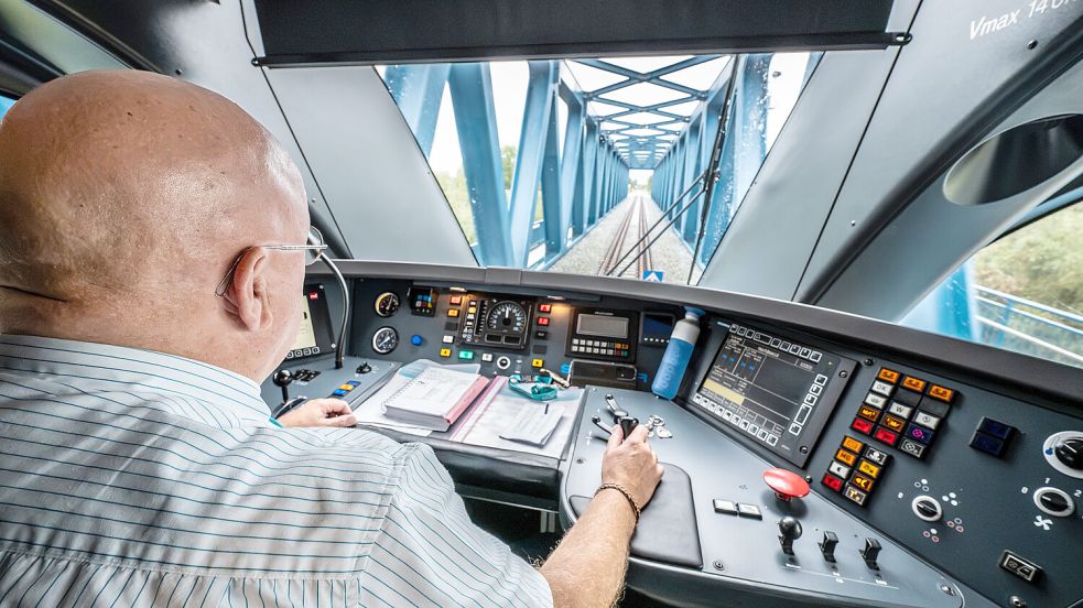Einmalige Aussicht: Zugführer Jan Mulder aus Assen genießt die Fahrt mit der Arriva-Bahn über die Friesenbrücke. „Ein tolles Gefühlt“, sagt der 63-Jährige. Foto: Klaus Ortgies