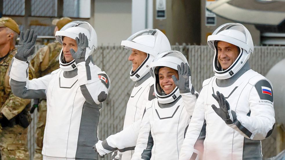 Vier Astronauten sind zur ISS gestartet.  Foto: Terry Renna/AP/dpa