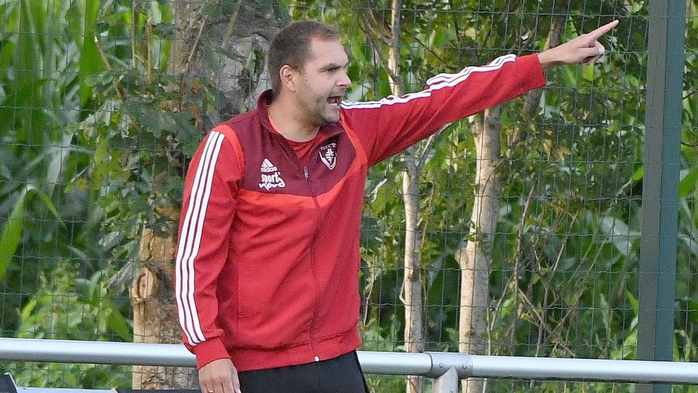 TuRa-Coach Rainer Sinnigen peilt auf heimischem Platz gegen den Tabellenzweiten TuS Esens einen Sieg an. Foto: Hans Damm