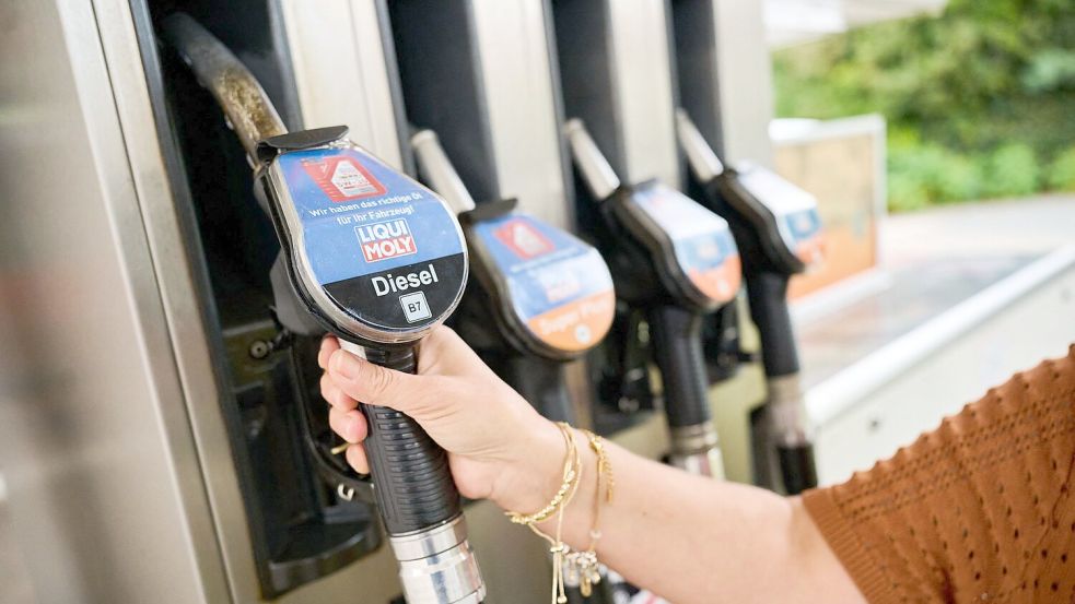 Seit dem 1. Oktober gilt für Benzin und Diesel, die Tanklager und Raffinerien verlassen, ein Steuernachlass von 16,7 Cent pro Liter.  Foto: Sina Schuldt/dpa