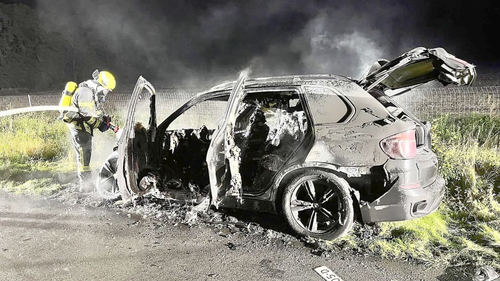 Ein Auto hat am späten Donnerstagabend auf der Autobahn 28 gebrannt. Foto: Feuerwehr