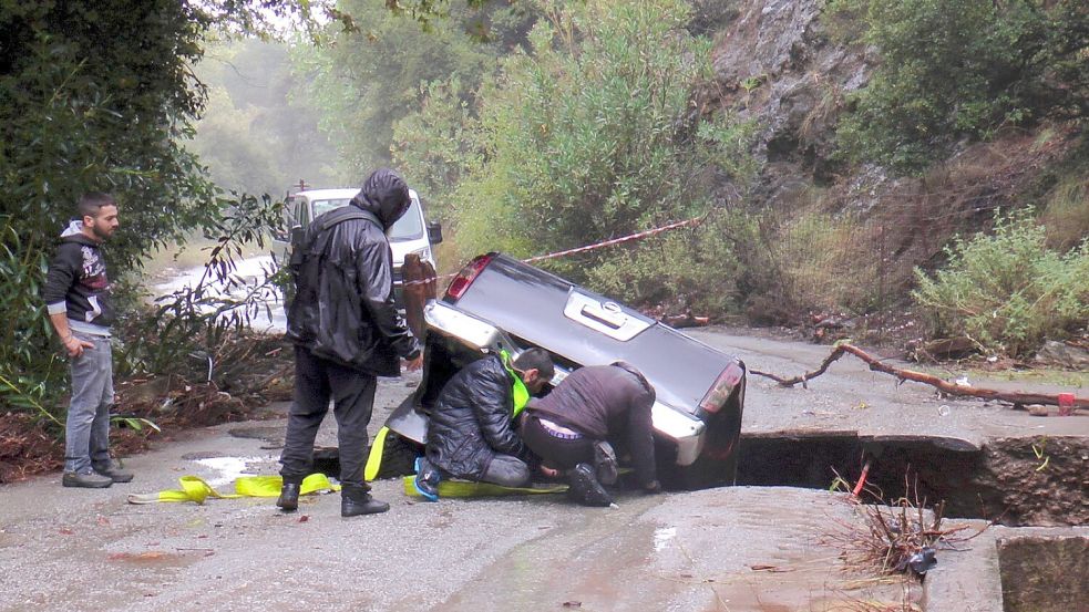 Auf Kreta führen Unwetter zu Überschwemmungen und Straßenschäden. Foto: InTime News/AP/dpa