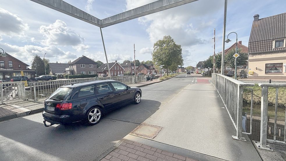 Die Klappbrücke auf der nördlichen Seite des Untenendes (beim Restaurant Fang) in Rhauderfehn muss nun auch noch saniert werden. Damit dauert die Sperrung der Bundesstraße 438 länger als geplant. Foto: Henrik Zein