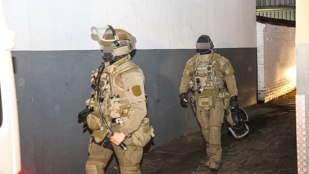 SEK-Beamte waren am Donnerstagabend in Hagen im Einsatz. Foto: Alex Talash/dpa