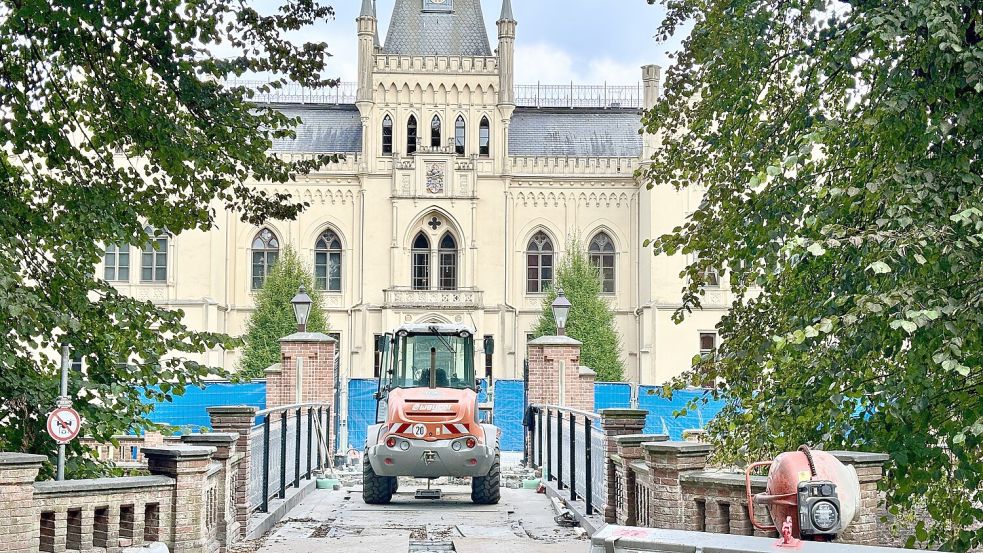 Bald kann man wieder die Brücke über den Graben zur Evenburg nutzen. Foto: Klaus Ortgies