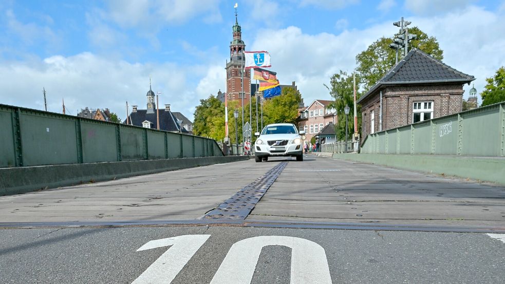 Die Rathausbrücke in Leer wird für Autos beim Gallimarkt wieder gesperrt. Foto: Klaus Ortgies/Archiv