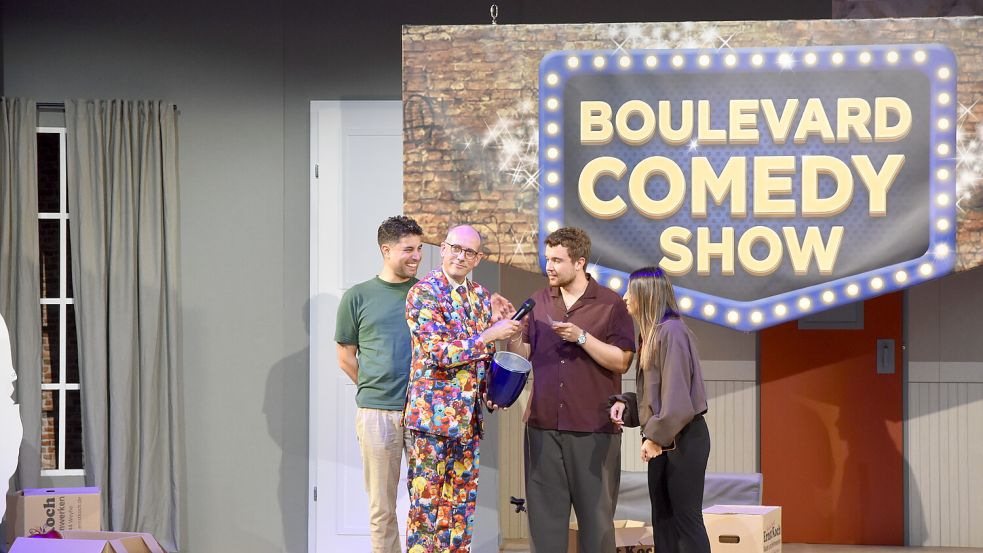 Lachen bis zur Urne mit (v.li.) Julian Wolber, Markus Weise, Ben Schafmeister und Negah Amiri. Foto: Marco Julius