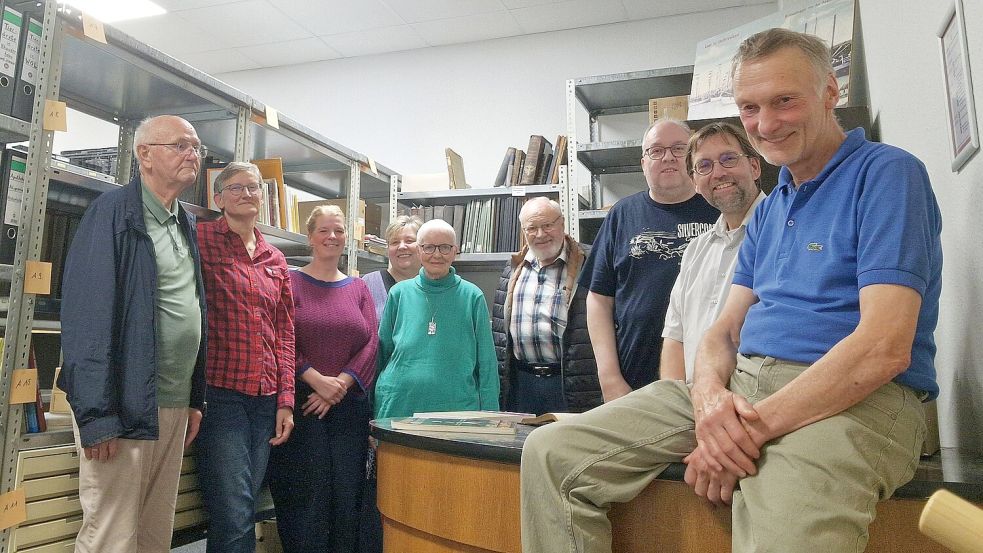 Vorstandsmitglieder von Overledinger Geschichte haben sich im Vereinszentrum „Schule II“ in Ostrhauderfehn mit Kathrin Flor und Maren Weers von der Gedenkstätte Esterwegen über Archivarbeit, Digitalisierung und künftige Zusammenarbeit ausgetauscht. Foto: Frank Groeneveld