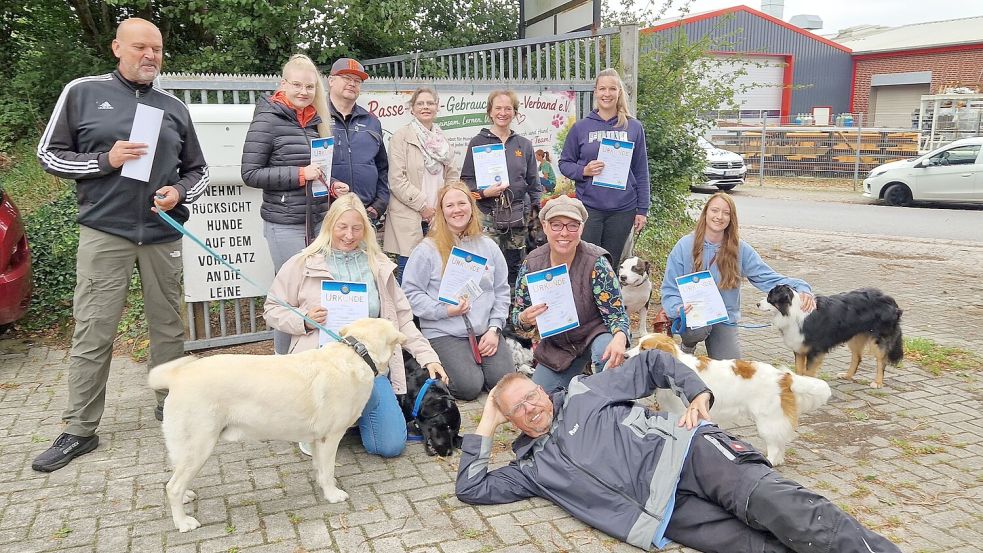 Beim Prüfungstag des IRJGV Ostrhauderfehn wurden mehrere Mensch-Hund-Teams für ihre Leistungen ausgezeichnet. Oben von links sind Rainer Brandt, Michelle Siemer, Prüfer Edzard Symens, Marjolein Latour, Sabine Lorenz-Becker und Tanja Schür zu sehen. Unten von links sitzen Bettina Brandt, Charleen Roskam, Sina Peckmann und Kimberley Tinnemeyer. Ebenfalls auf dem Foto ist Ralf Rüst, 1. Landesgruppenvorsitzender der IRJGV-Landesgruppe Ems-Ostfriesland. Foto: Sina Peckmann