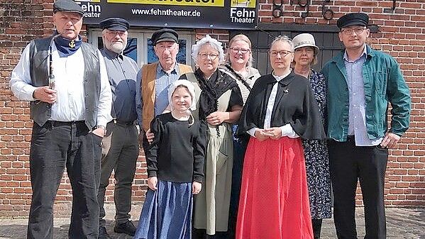 Harm Evers (links) und Hinrich Heselmeyer (2. von links) bereiten den Abend des Fehntheaters vor. Foto: Fehntheater