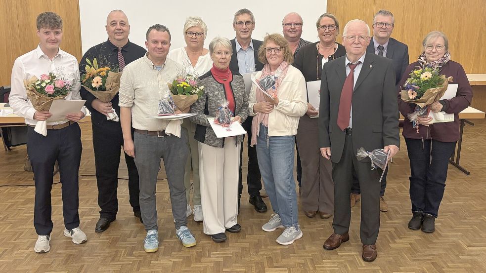 Nach der offiziellen Verabschiedung aus dem Gemeinderat stellten sich die Geehrten mit Westoverledingens Bürgermeister Theo Douwes (Zweiter von rechts) zum Gruppenfoto auf. Foto: Carsten Ammermann