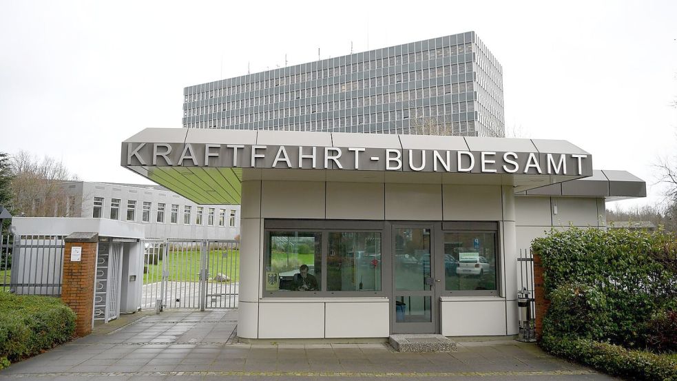 Das Kraftfahrt-Bundesamt in Flensburg. Nach Rückrufen bei VW, Audi und Seat ist nun auch Skoda betroffen. (Archivbild)  Foto: Carsten Rehder/dpa