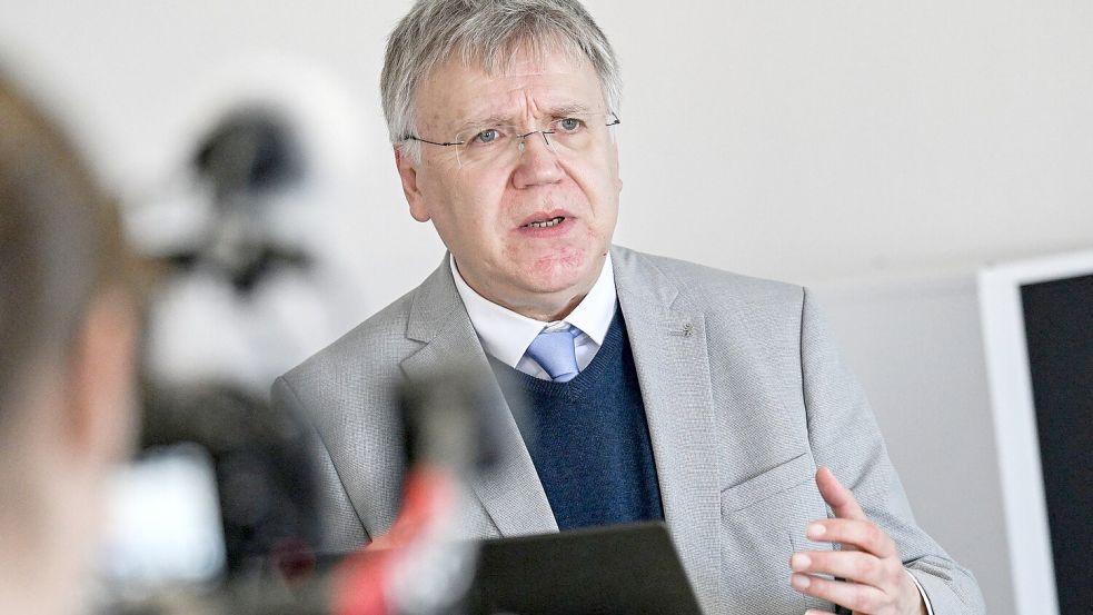 Berlins Landeswahlleiter Stephan Bröchler hat über eine Neuauszählung der Stimmen in einem Wahlkreis in Berlin-Spandau informiert. (Archivbild)  Foto: Jens Kalaene/dpa