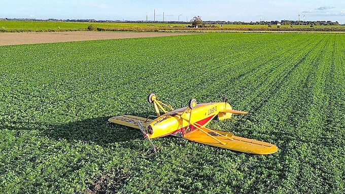Ein Pilot ist am Freitagabend im Wangerland notgelandet. Das Kleinflugzeug kippte dabei aufs Dach. Foto: Polizei Wilhelmshaven/Friesland