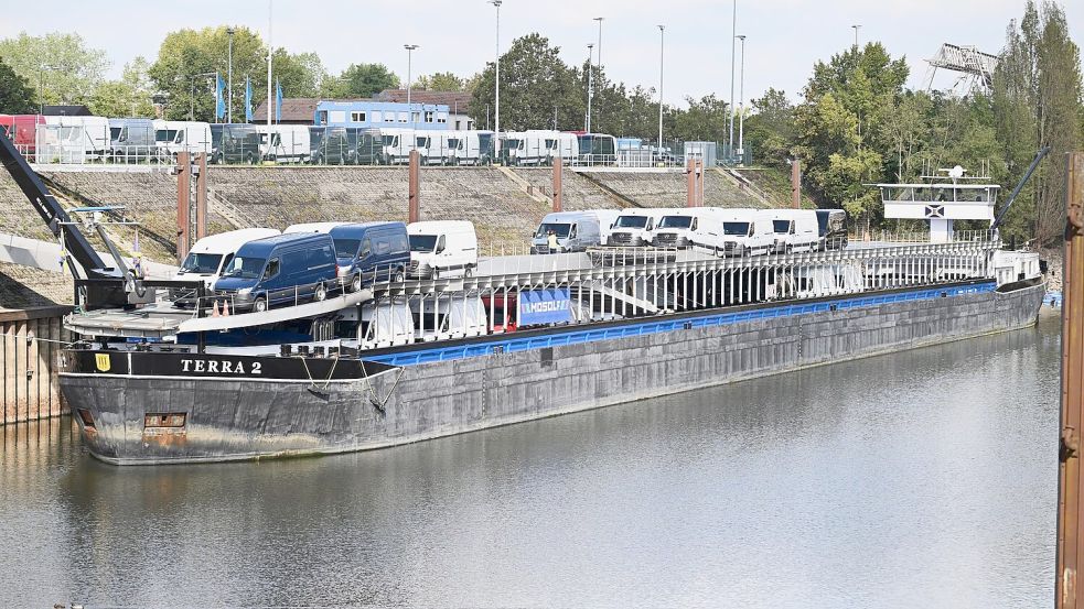 Das Schiff am Freitag mit weniger Transportern an Bord als zu Wochenbeginn.  Foto: Federico Gambarini/dpa
