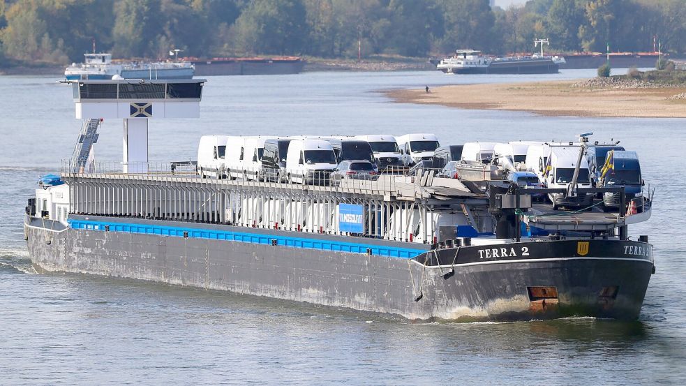 Das Frachtschiff kommt auf dem Rhein gut voran, hier ein Foto vom Duisburger Rheinufer aus. Foto: Christoph Reichwein/dpa