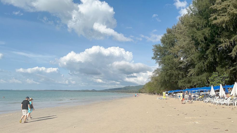 Sonne, Meer und Palmenstrände: Auch viele Touristen aus Deutschland zieht es dafür nach Khao Lak auf dem thailändischen Festland. Zwei Urlauber starben bei einem Unfall. (Archivbild) Foto: Carola Frentzen/dpa
