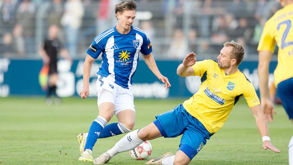Nick Stepantsev (am Ball) trifft mit Kickers Emden auf den SV Todesfelde. Foto: Jens Doden/Emden