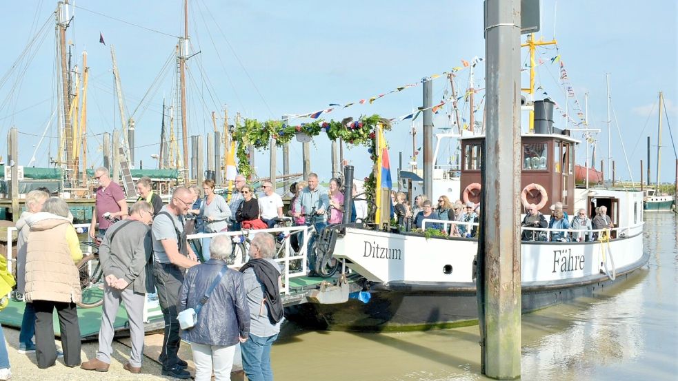 Am Hafen in Ditzum feierten die Besucherinnen und Besucher das Jubiläum. Foto: Vivien Buntjer