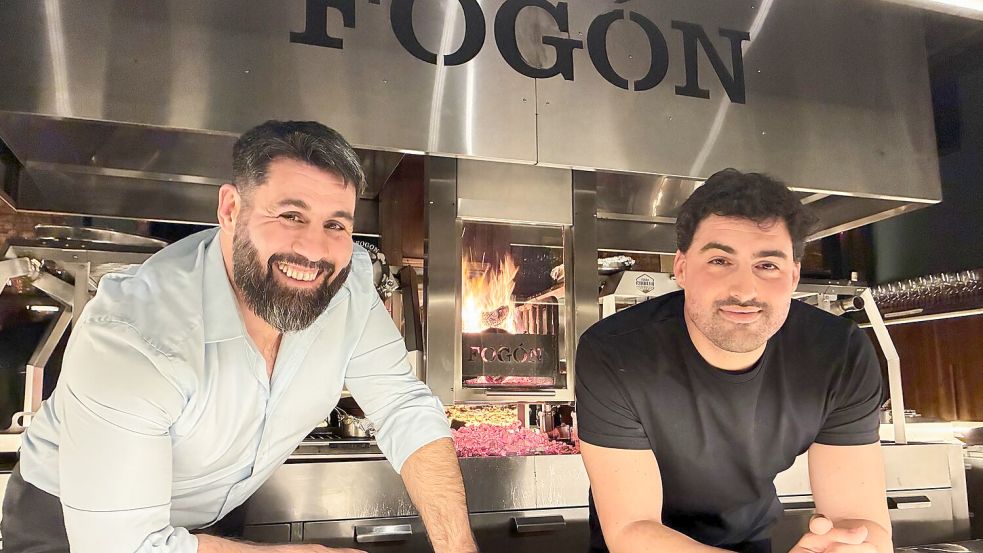 Das Restaurant „Fogón Asado“ von Sebastián Cardamoni (l) und Alex Pels ist laut der Reise-App Tripadvisor das beste Restaurant der Welt.  Foto: Marcus Christoph/dpa