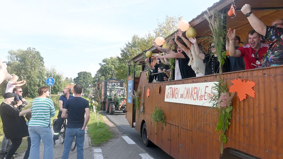Zahlreiche Zuschauer, wie hier an der Einmündung zur Forststraße in Burlage, verfolgten am Samstag den Ernteumzug Burlage/Bockhorst und jubelten den Wagenbesatzungen zu. Auch in diesem Jahr waren viele Festwagen am Start. Fotos: Weers