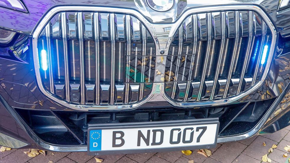 Ein gepanzertes Fahrzeug trägt „007“ im Kennzeichen. Foto: Focke Strangmann/dpa