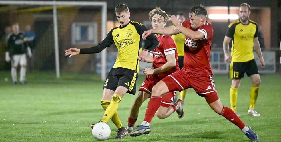 Der TuS Strudden (gelbe Trikots) und der VfB Uplengen lieferten sich am Freitagabend ein umkämpftes Spitzenspiel. Foto: Doden/Blomberg