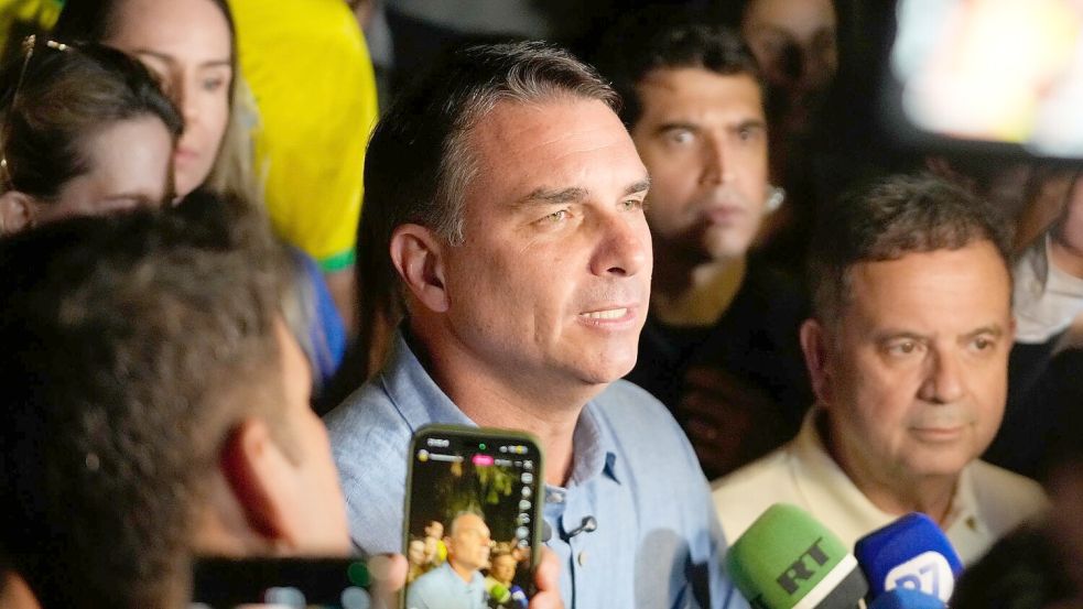 Präsidentschaftskandidat Flávio Bolsonaro geht als Sieger der ersten Wahlrunde hervor. Foto: Eraldo Peres/AP/dpa