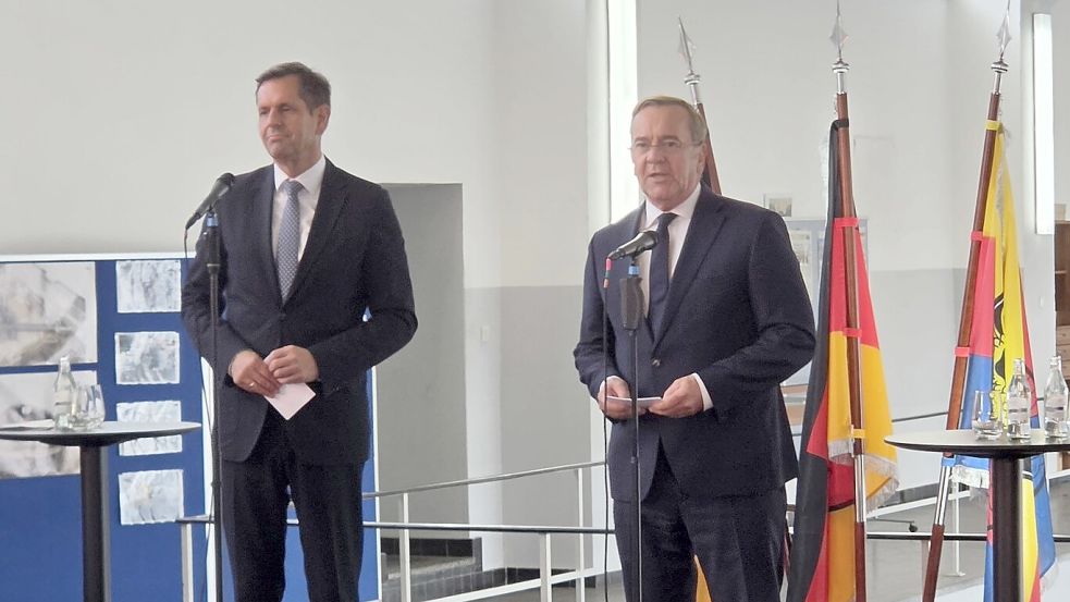 Niedersachsens Ministerpräsident Olaf Lies (links) und Bundesverteidigungsminister Boris Pistorius bei der Pressekonferenz in Emden. Foto: Claus Hock