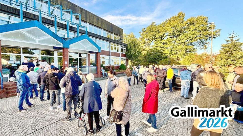 Vor dem ZGO-Verlagshaus in Logabirum hat sich am Montagmorgen eine lange Schlange gebildet. Foto: Klaus Ortgies