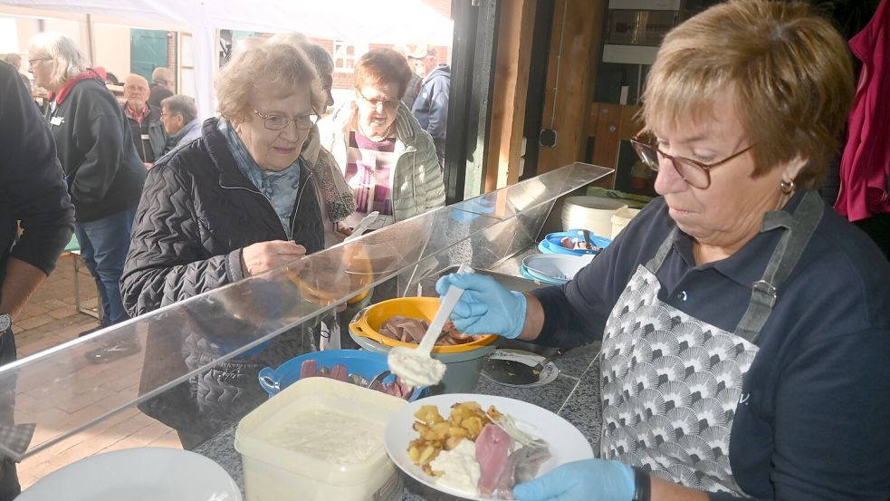 Viele Besucher nutzten das Angebot an der Rhauder Mühle und ließen sich Matjes, Bratkartoffeln sowie Kaffee und Kuchen schmecken. Foto: Holger Weers