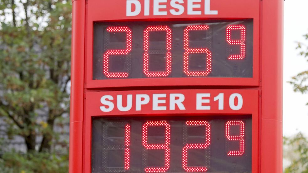 Am ersten Tag des Tankrabatts fiel E10 vielerorts zumindest vorübergehend unter zwei Euro pro Liter. Das kommt immer noch vor, ist aber seltener geworden. (Archivbild) Foto: Bodo Marks/dpa