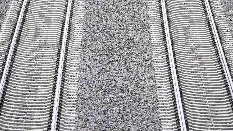 Für die Nutzung der Schieneninfrastruktur müssen Verkehrsunternehmen Geld an die DB InfraGo zahlen. (Archivbild) Foto: Julian Stratenschulte/dpa