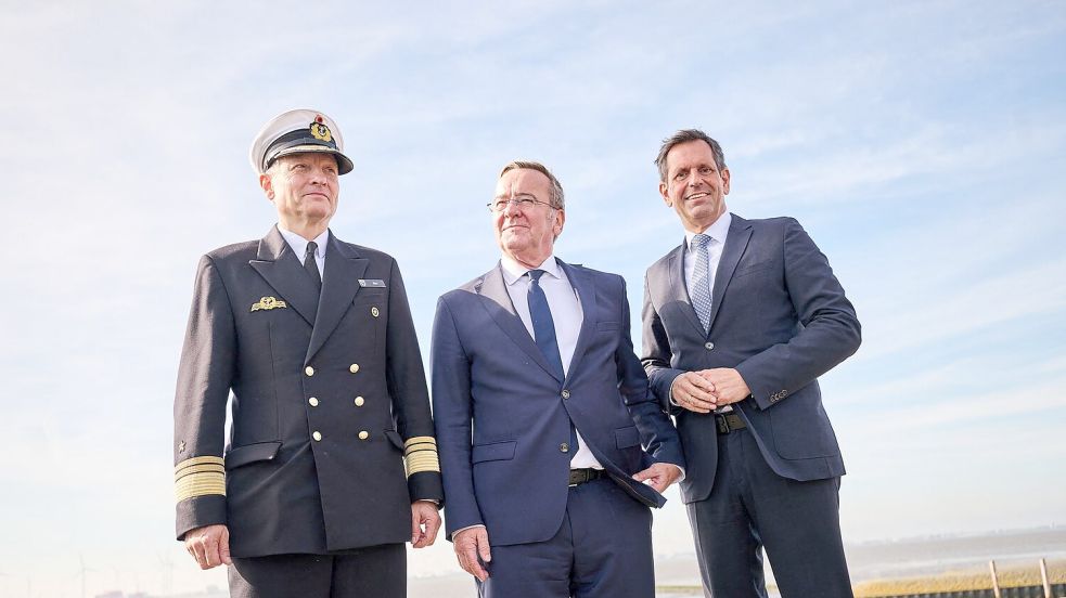 Der Inspekteur der Marine, Vizeadmiral Wilhelm Tobias Abry, Bundesverteidigungsminister Boris Pistorius und Niedersachsens Ministerpräsident Olaf Lies (beide SPD, l-r) stellten die Pläne für den neuen Marinehafen in Emden vor. Foto: Sina Schuldt/dpa