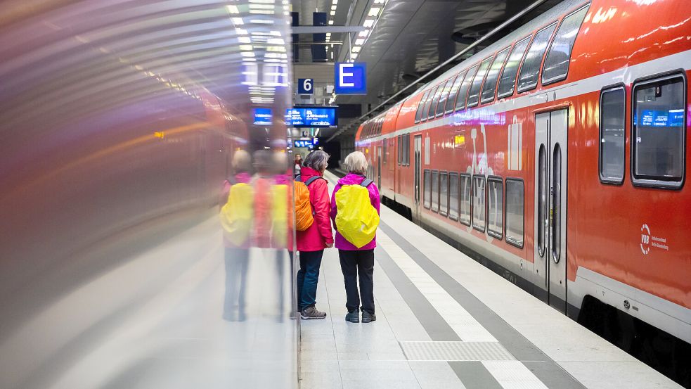 Die Bahn ist mit ihren ständigen Verspätungen ein ständiger Grund zur Wut – eigentlich. Foto: picture alliance/dpa | Christoph Soeder