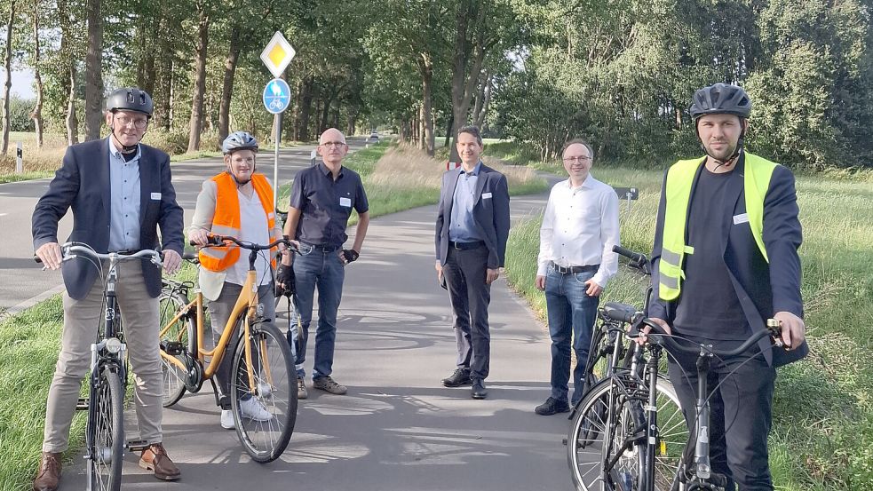 Auch vor Ort machte sich die Jury ein Bild: Entlang der K 173 stellte der Landkreis bereits umgesetzte Maßnahmen zum Radwegeausbau vor. Foto: Landkreis Cloppenburg