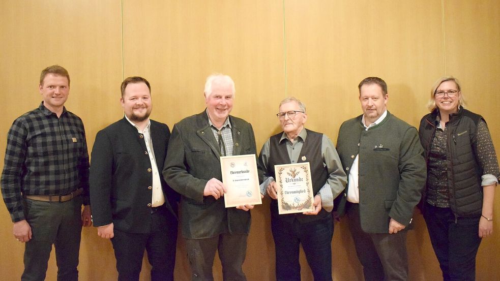 Helmut Wahl (Kassenwart), Pascal Tieke (2. Vorsitzender), Dr. Heinrich Norrenbrock, Heinz von Wahden, Martin Reiners (1. Vorsitzender), Janine Hanekamp (Schriftführerin). Foto: Tammo Thoben/Hegering Scharrel