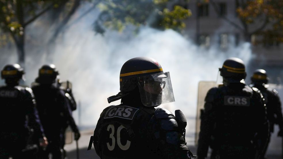 Bei einem Polizeieinsatz gegen demonstrierende Schüler im nordfranzösischen Lens hat ein 15-Jähriger eine Hand verloren (Symbolbild). Foto: Aurelien Morissard/AP/dpa