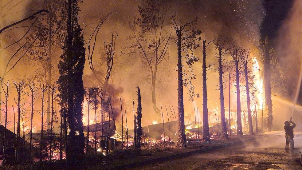 Meterhoch schlugen die Flammen am Campingplatz „Bella Italia“.  Foto: Florian Blaes/dpa