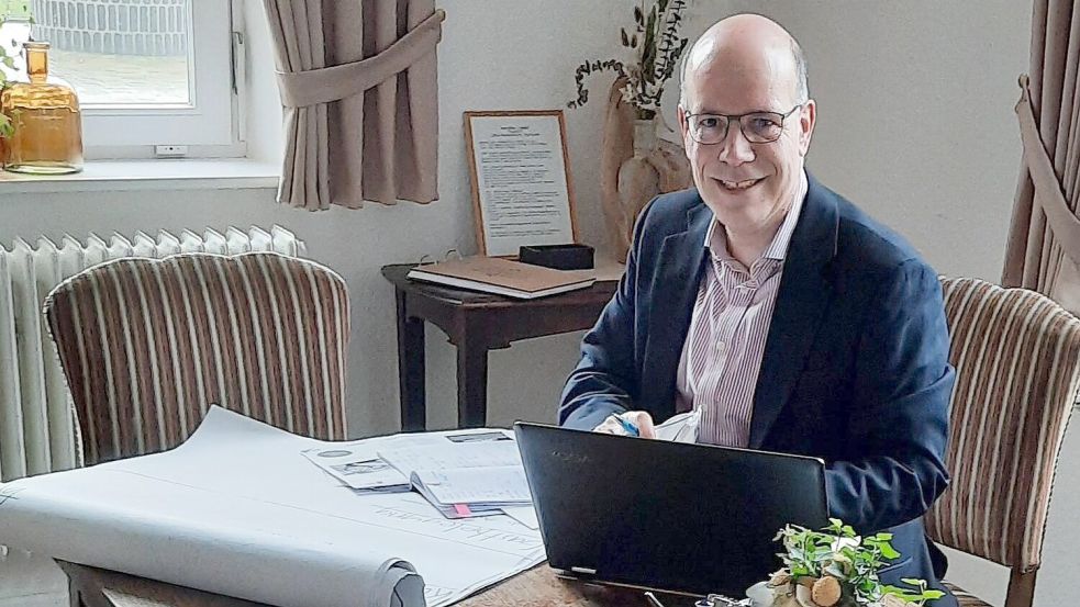 Dr. Sören Petershans wird in Ostrhauderfehn zum Pastor ordiniert. Foto: Helga Aggen